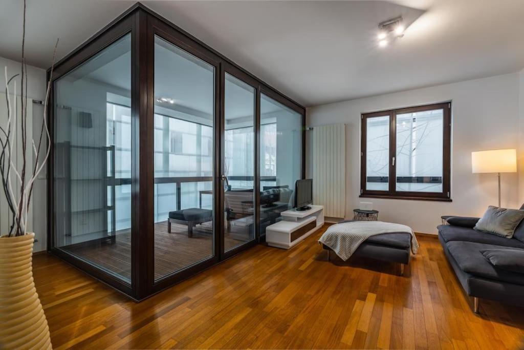 Modern Spacious Flat With A Terrace And A Parking Praga Exterior foto