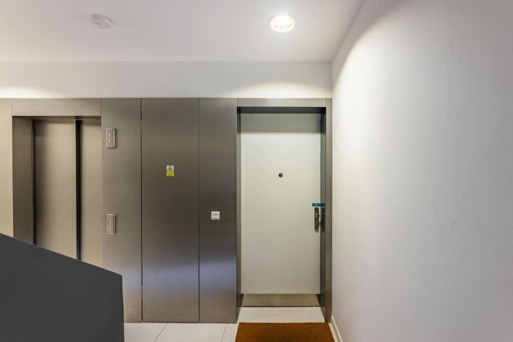 Modern Spacious Flat With A Terrace And A Parking Praga Exterior foto