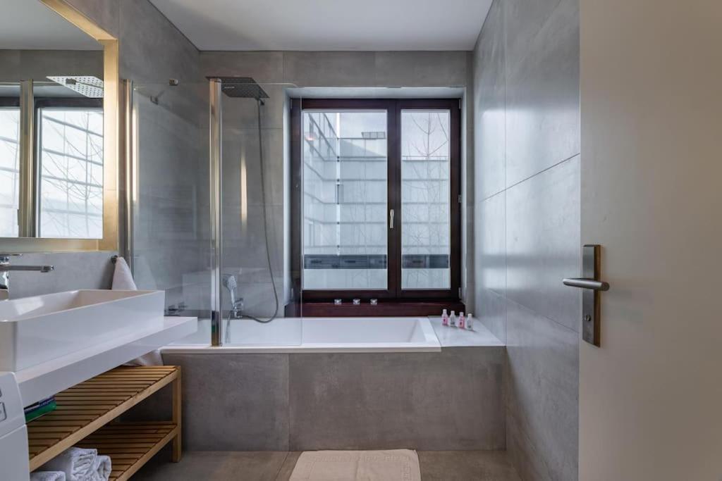 Modern Spacious Flat With A Terrace And A Parking Praga Exterior foto