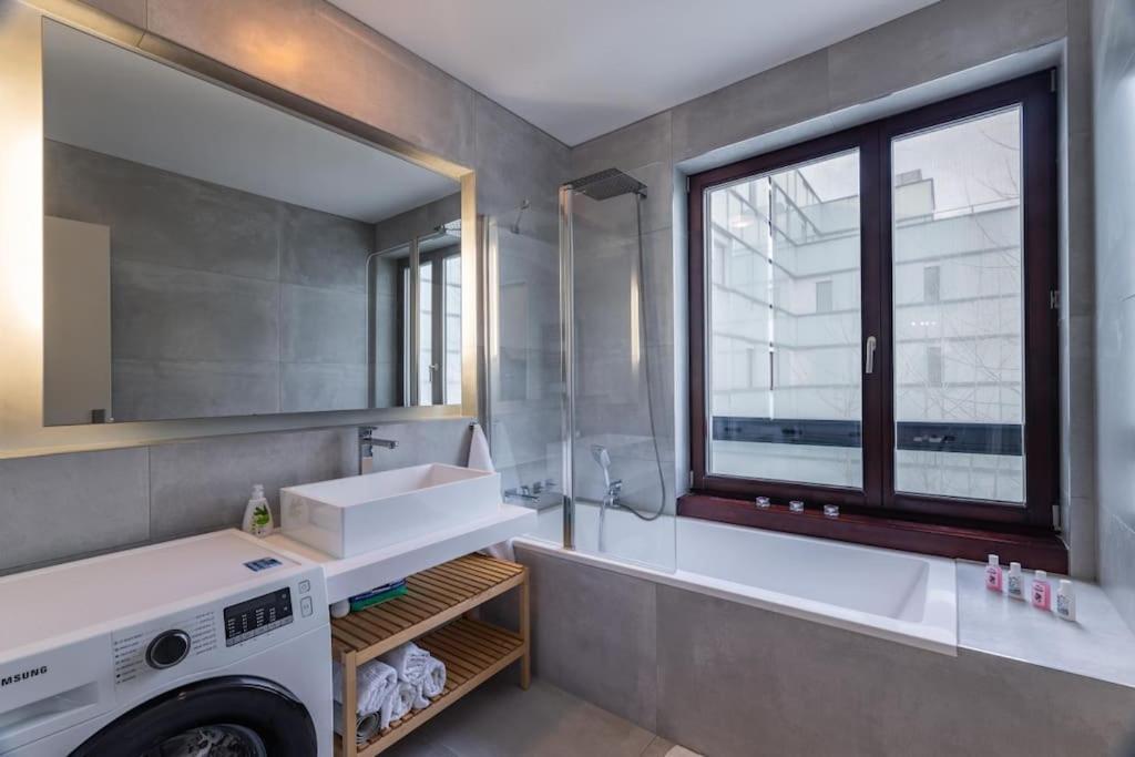 Modern Spacious Flat With A Terrace And A Parking Praga Exterior foto